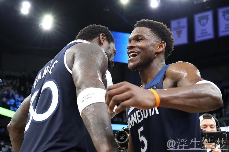 兰德尔接爱德华兹妙传 底角三分精准命中