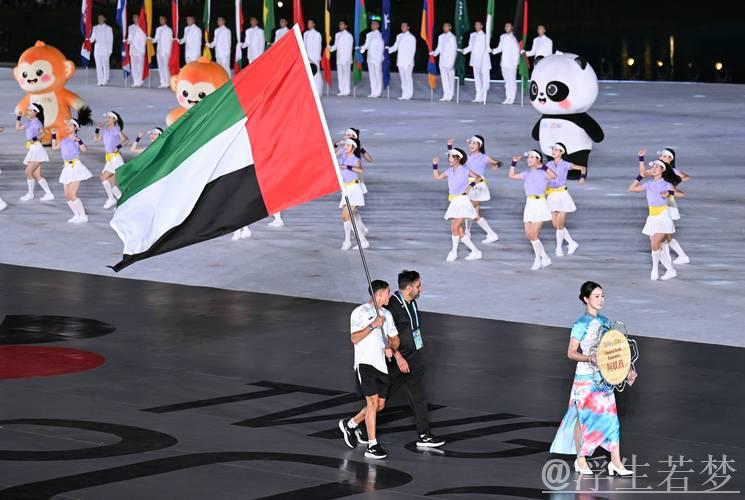 “巨型红车”抵达成都 世界运动会即将启幕 “巨型红车”抵达成都 世界运动会即将启幕